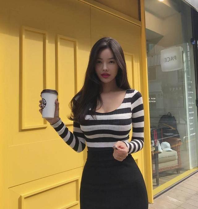 职场新风尚，包臀短裙搭配高跟鞋，性感的不要不要的！