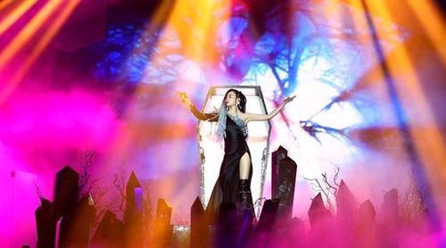 张靓颖敢穿，这个开叉裙她穿起来气场爆棚，网友：今夜1米8