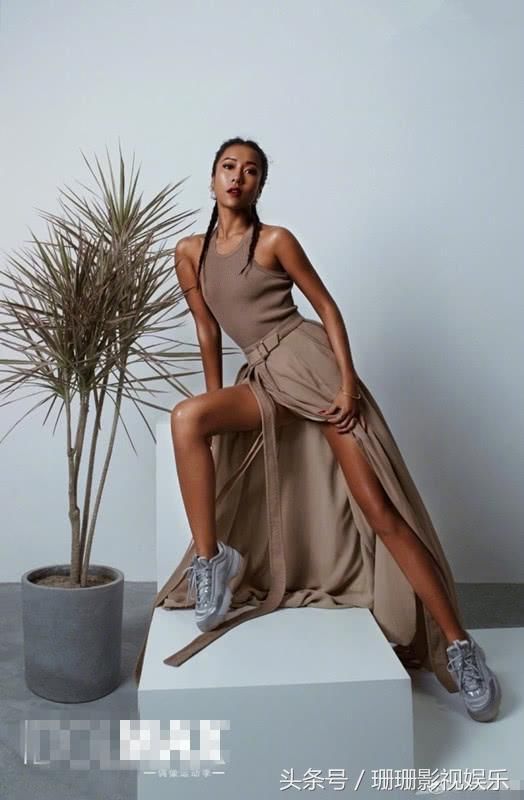 吉克隽逸化身足球宝贝，三套LOOK轮番变换大长腿、性感美臀秀不停