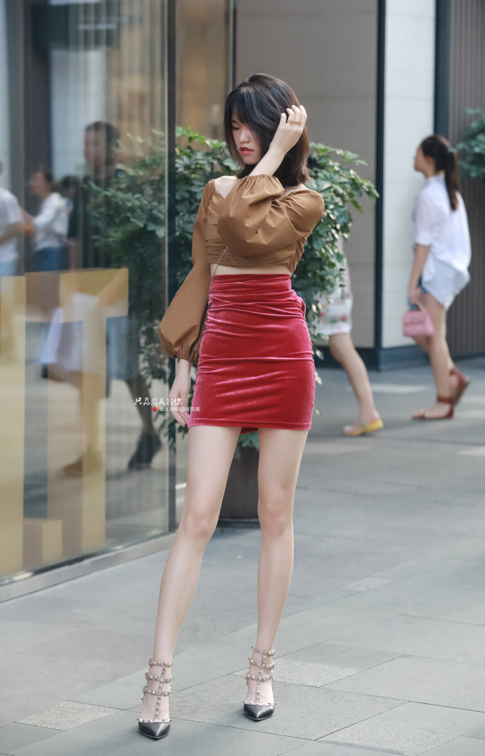 路人街拍，包臀裙，大长腿，你说这个姿势美不美