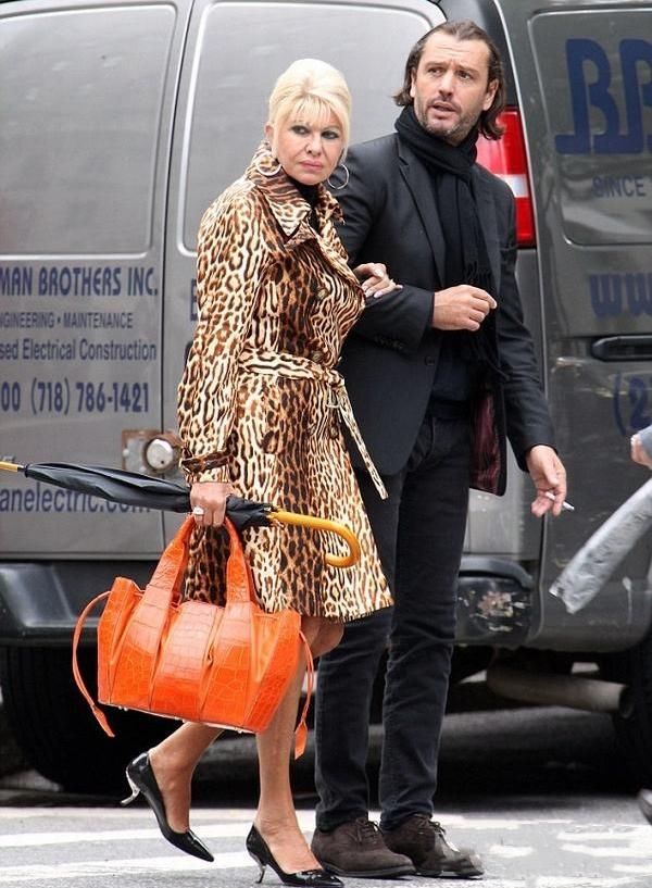  『男友』特朗普71岁原配好潇洒，穿豹纹大衣超霸气，挽着小23岁男友太甜了