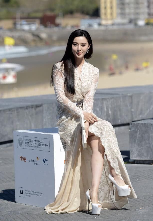 杨颖的20cm高跟鞋，范冰冰的厚底鞋，都不如她的鞋