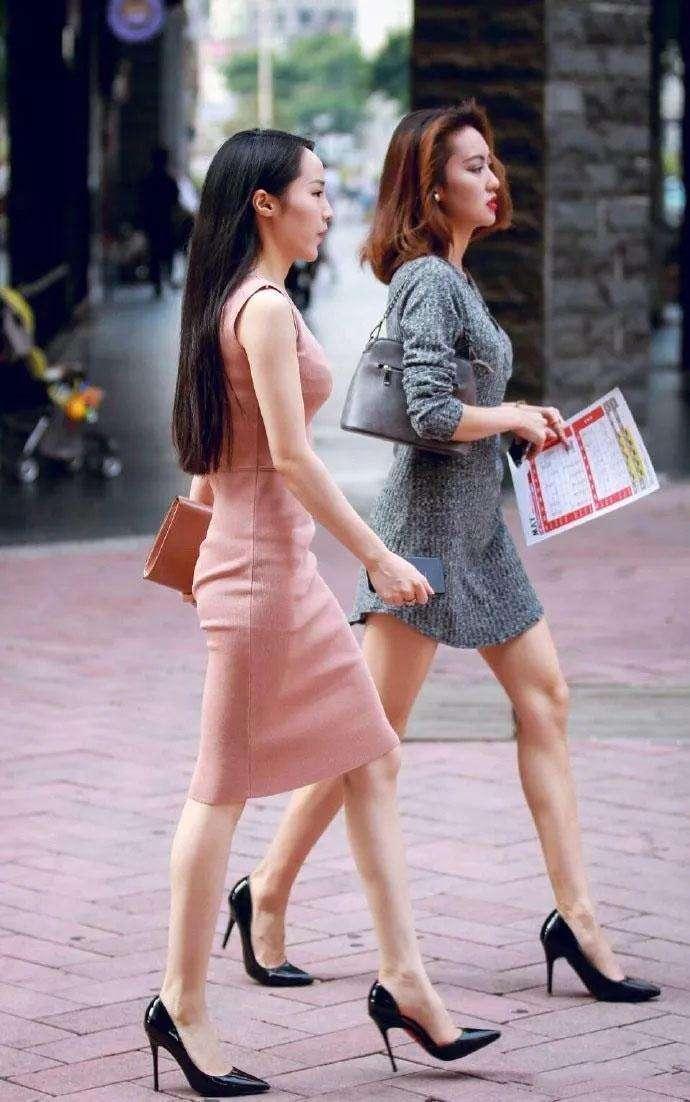 气质优雅的裸色连衣裙苗条小姐姐，身材很好高跟鞋真亮