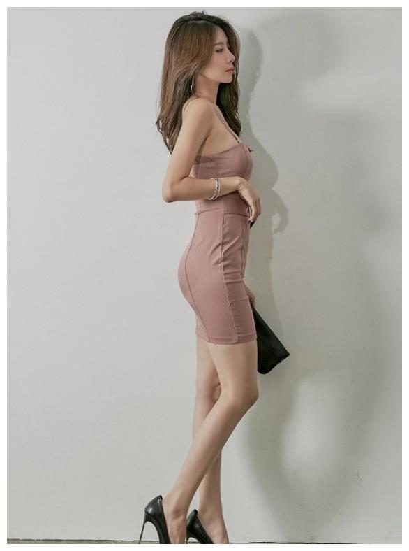 妩媚曲线的紧身裙美女，秀出傲人身材，彰显潮流的气息