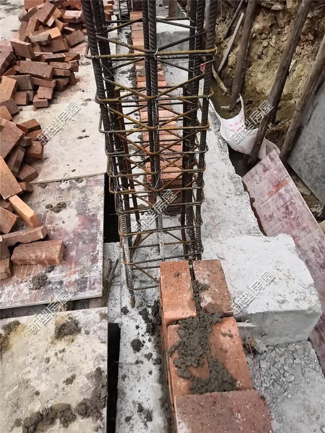 农村小伙盖房发现钢筋歪了10公分？这施工队太马虎，赶紧给钱走人