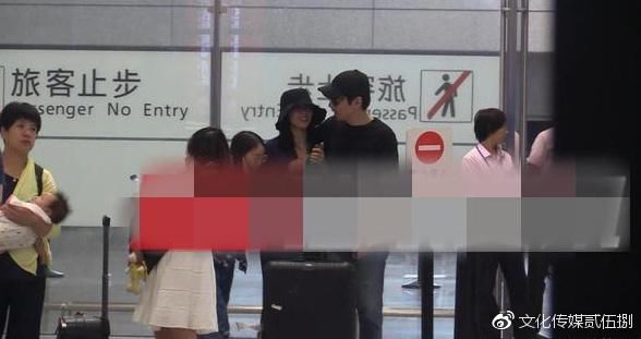 赵又廷现身机场接高圆圆，两人很甜蜜，打破家暴谣言！
