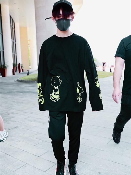 开学季明星校花校草怎么穿?王俊凯千玺宋祖儿欧阳娜娜做示范