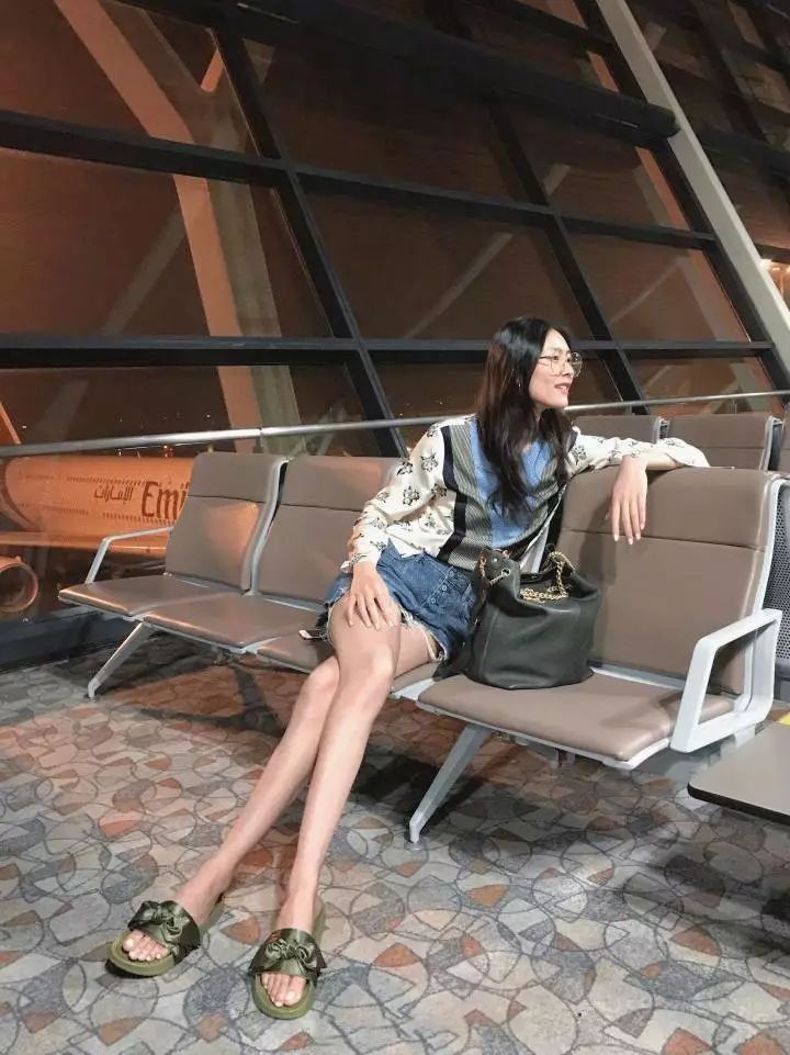 舒适、时尚、显腿长!这个夏天，时髦界都在pick澡堂拖!