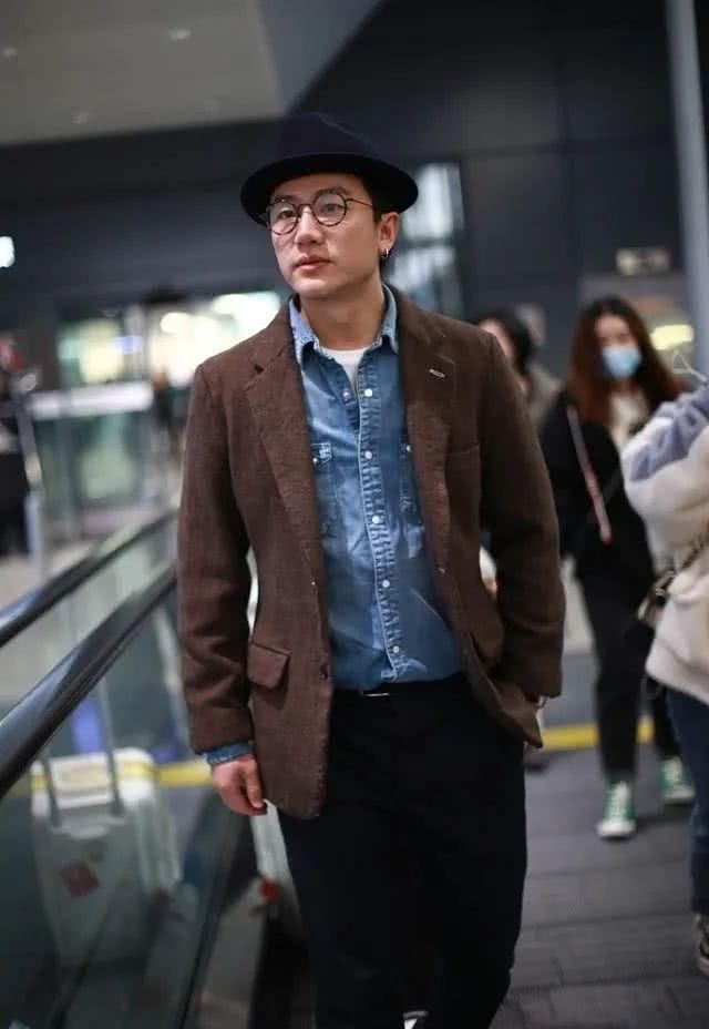 #低调#黄轩变换风格，造型低调帅气，这两组搭配轻松穿出时髦范
