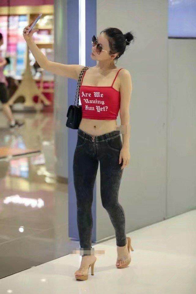 成都街拍: 身姿摇曳的紧身裤美女, 引得小哥不顾身边女朋友也要偷