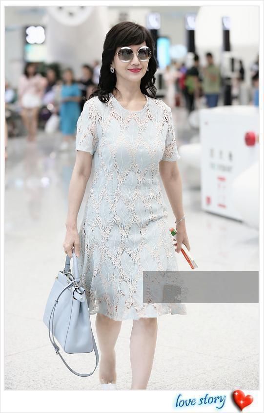 赵雅芝独现机场，63岁年龄穿出36岁的风情，网友：黄锦燊咋放心的