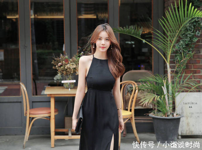 街拍:小姐姐挂脖紧身衣出街,秀美背凉爽又大方!