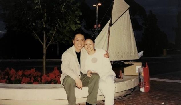 巩俐:为了巩俐,张艺谋抛弃原配肖华,肖华现在过得怎么样了?