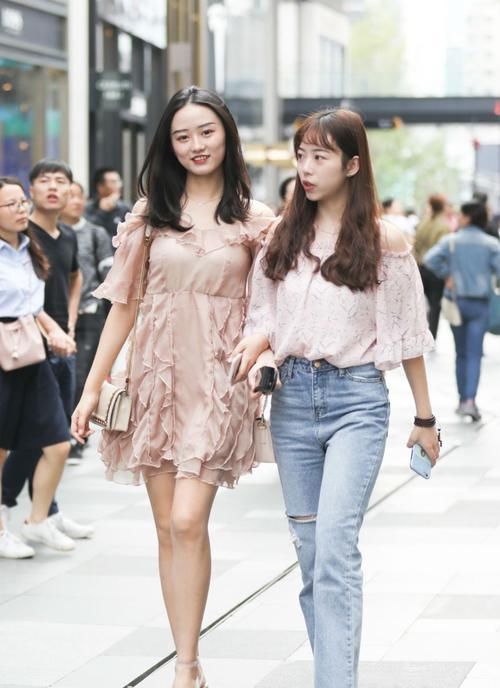 【闺蜜】街拍:小姐姐丝绒休闲裤加皮夹克,戴着小巧的皮帽,文艺帅气