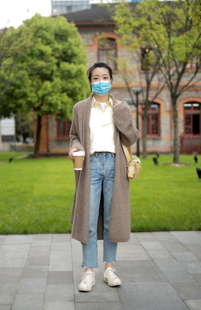美女|美女牛仔裤搭配棕色休闲衫, 显腿长有气质
