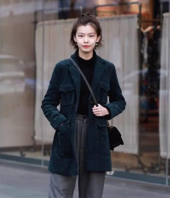 『美女』街拍冰肌玉肤的美女,一件黑色背心配黑色短裤,时尚女性魅力范