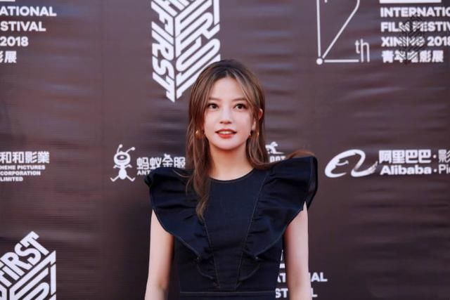 赵薇不过是穿件牛仔裙，却被吐槽像“姨妈巾”网友：好尴尬啊！