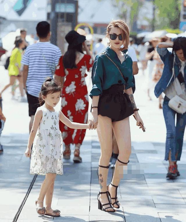 路人街拍，小姐姐身穿简约的吊带裙，美得轻松又带着些性感