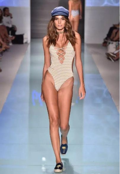 同是模特走秀，一个是维密内衣秀，一个是Swim泳装秀，那个更美