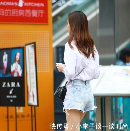 小姐姐肤白貌美大长腿，这双长腿也太无敌了，侧面看更是毫无瑕疵