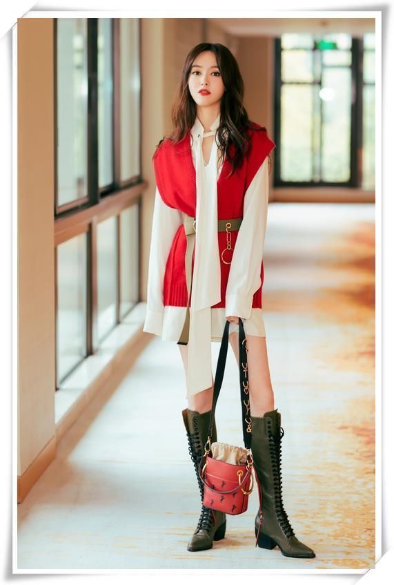 当88斤唐嫣穿上紧身牛仔裤，网友直呼：辣眼睛！还是换回裙子吧！