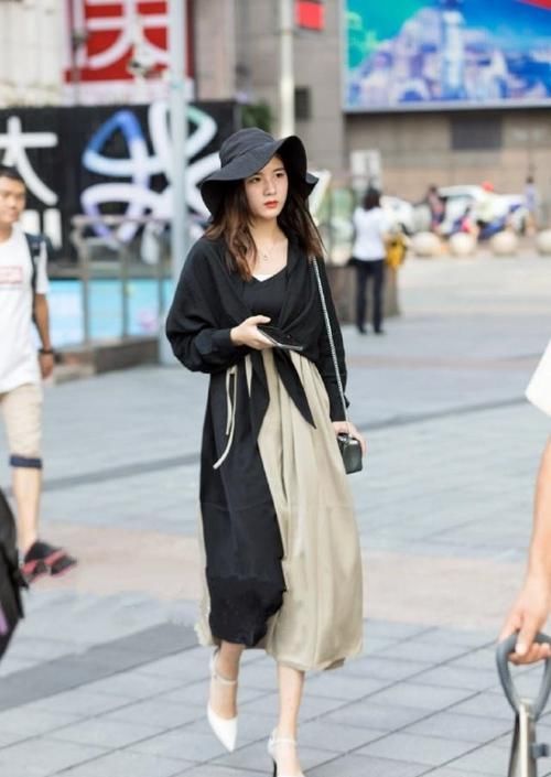  「帽子」路人街拍，小姐姐白色带帽子的衬衫搭配白色短裤，很甜美