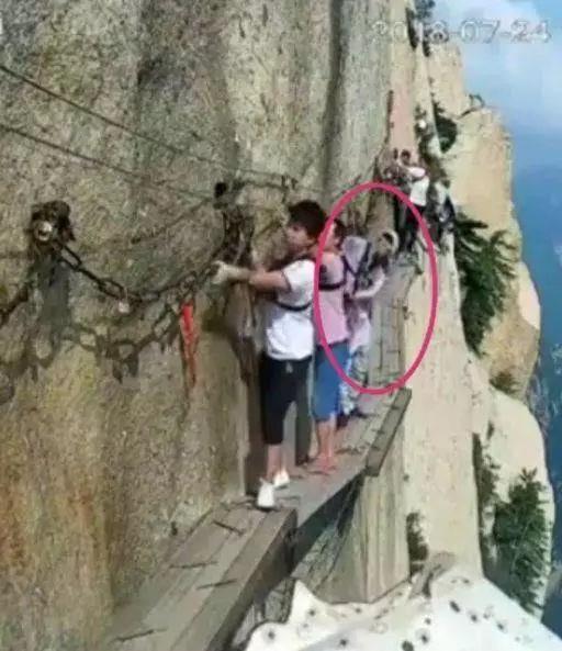 一男子从华山栈道跳崖，周围多名游客目睹这一行为，揪心