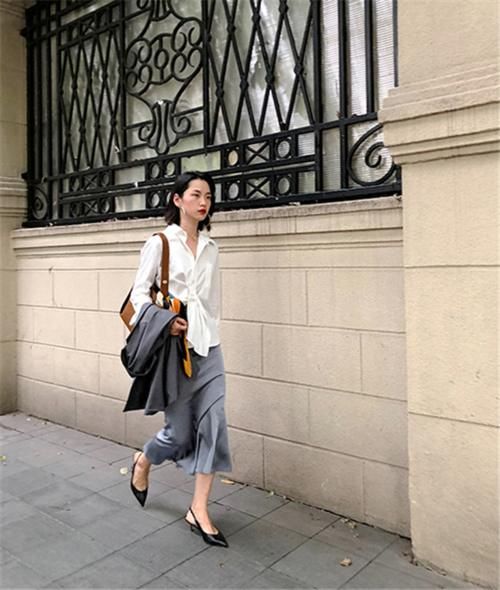  「女人」女人40裙子更适合，款式很重要，迷笛裙才显年轻！最火还是“它”
