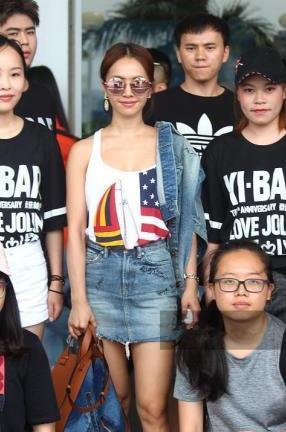 没有林志玲的身材真别穿小背心，像蔡依林这样撑不起来就尴尬了！