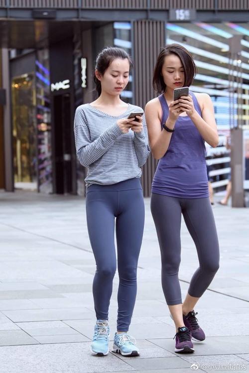 路人街拍，两个身材瑜伽打底裤小姐姐，右边身材比较好