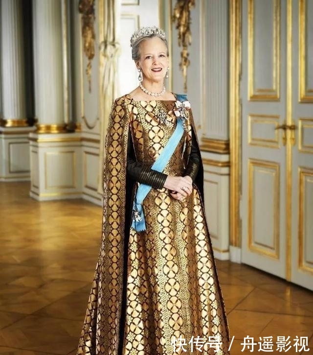 「英国女王」93岁英国女王和80岁丹麦女王,皇室穿搭的时尚对决,谁才是翘楚?
