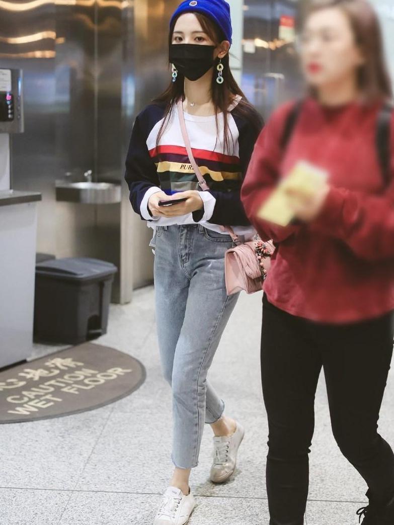 杨超越终于不把上衣当裙穿, 塞到牛仔裤里, 才更显腿长!