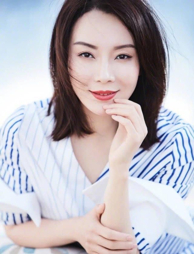 衣摆塞进@身穿灰色西装搭配黑色礼帽，优雅又干练，陈数的气质很难有人超越