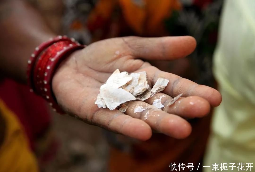  脸上：你脸上的高光和眼影，是20000个印度孩子拿命换的。
