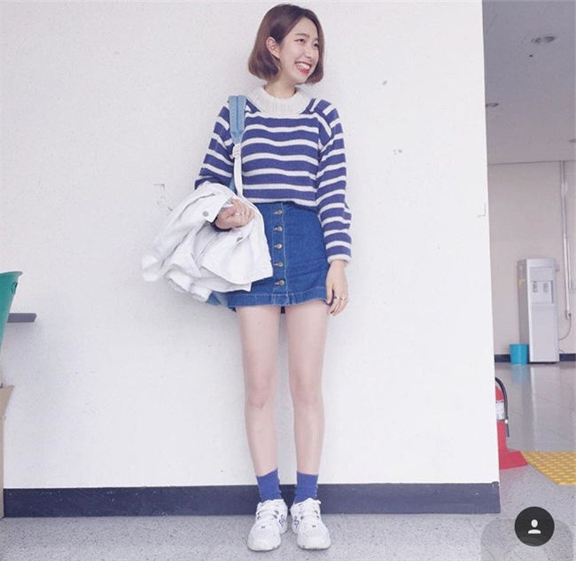 秋后越来越多的女人，穿衬衫了，搭配牛仔裤，洋气显嫩