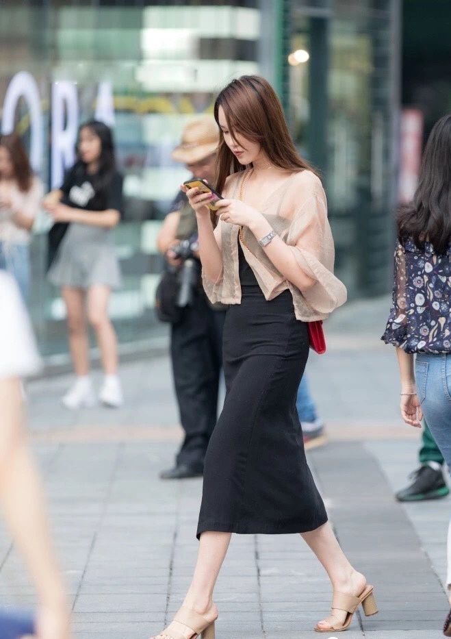 街拍丨真正的性感是露的恰到好处，而不是露的多!