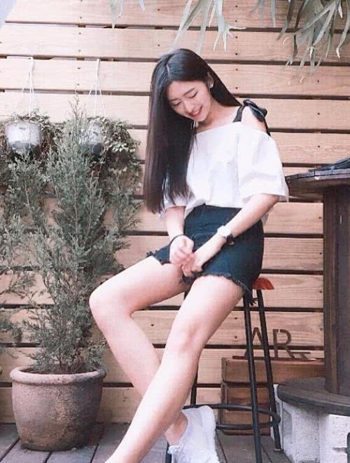 街拍:高挑苗条清凉干净小姐姐,搭配上给人很甜美纯洁的感觉!