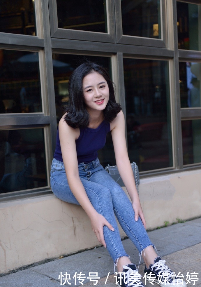 【简直】美女到底是什么魔鬼身材?牛仔裤都能穿出性感,简直太厉害了!