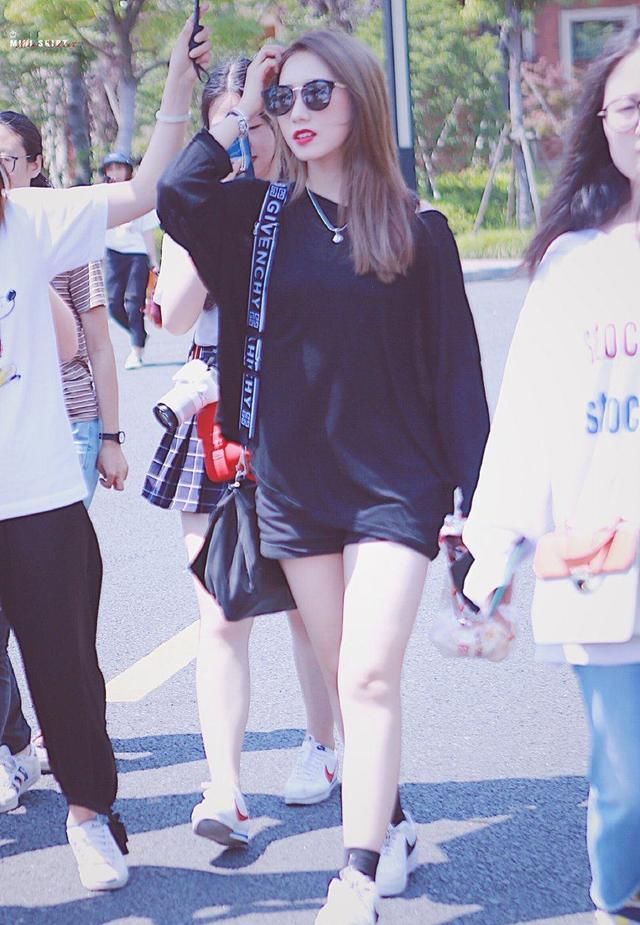 孟美岐和吴宣仪都爱这样穿衣服，网友：小粗腿和小孩腿的差距