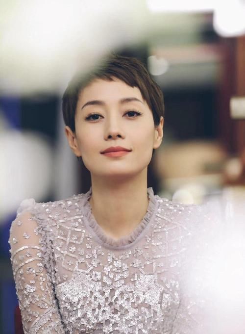  #气质#马伊琍气质一流！穿亮片连衣裙精致大方，一头短发依旧女人味十足