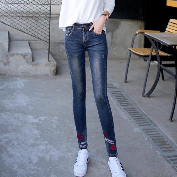 想看起来显腿瘦?就试试这几款小脚牛仔裤，瞬间变高挑小美女