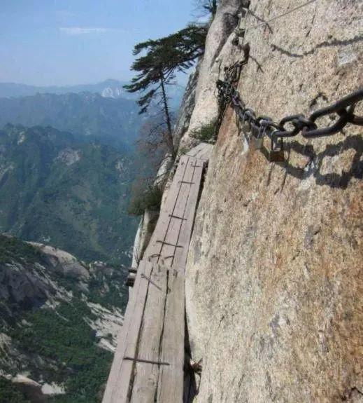 一男子从华山栈道跳崖，周围多名游客目睹这一行为，揪心