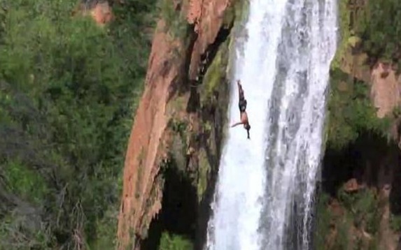 为纪念丧命于悬崖的老友，他从30米高处一跃而下！