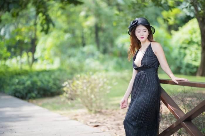 深圳街拍 美女短裤和短裙 凸显了女神婀娜多姿的好身材 好喜欢!