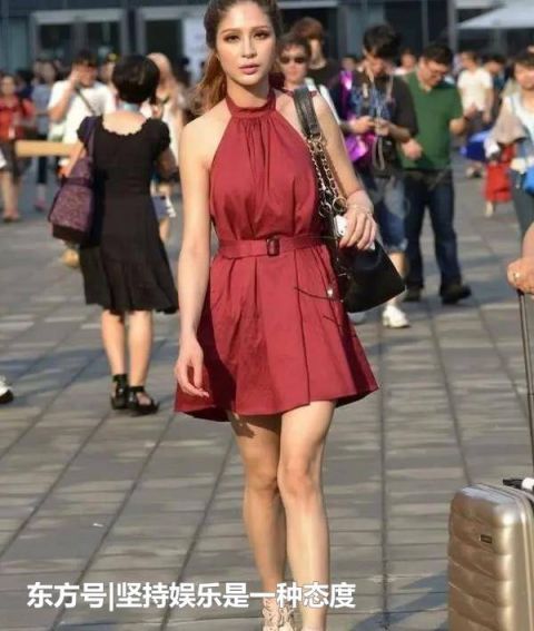  【尽显】街拍：身材苗条的小姐姐，一条粉紫色的蕾丝连衣裙，尽显好身姿
