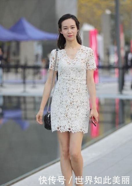 美女:街拍:黑色上衣+黑色长裤的美女,简单时尚又大方