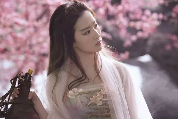 有颜值有身材有爱情，31岁的军嫂张馨予这次赢了