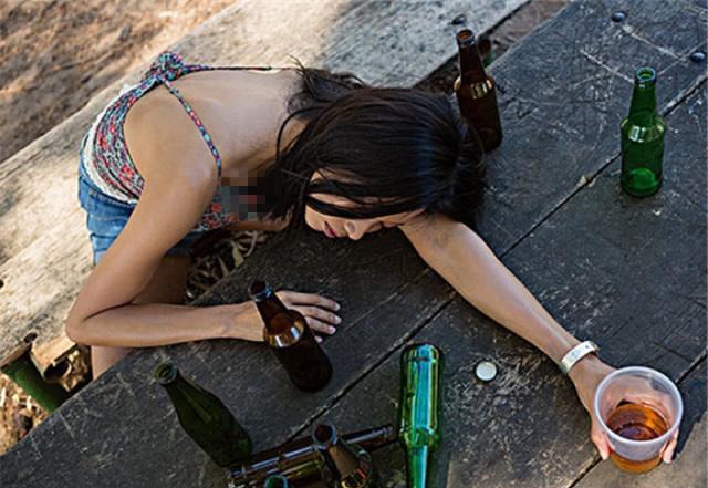 乘客带桶油坐滴滴，结果洒了一后备箱，乘客：开车不稳给差评！