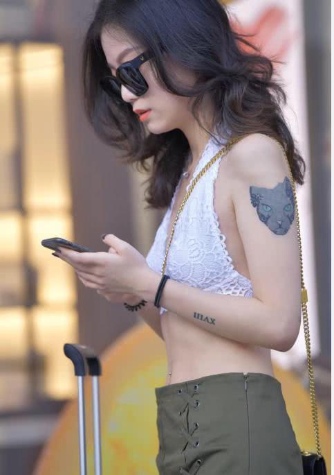 小姐姐墨镜白色文胸走出女神风范，墨绿色短裤搭配苗条身材走出模