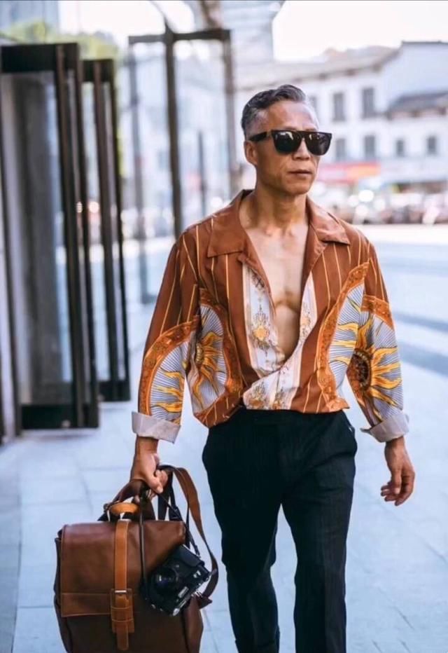 六旬中国大爷一夜爆红米兰时装秀，圈粉无数，秒杀网红小鲜肉